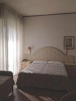 卡尔顿海滩酒店 3*